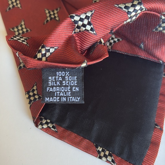 Hugo Boss Red Silk Tie with Houndstooth Design - Picture 6 of 10